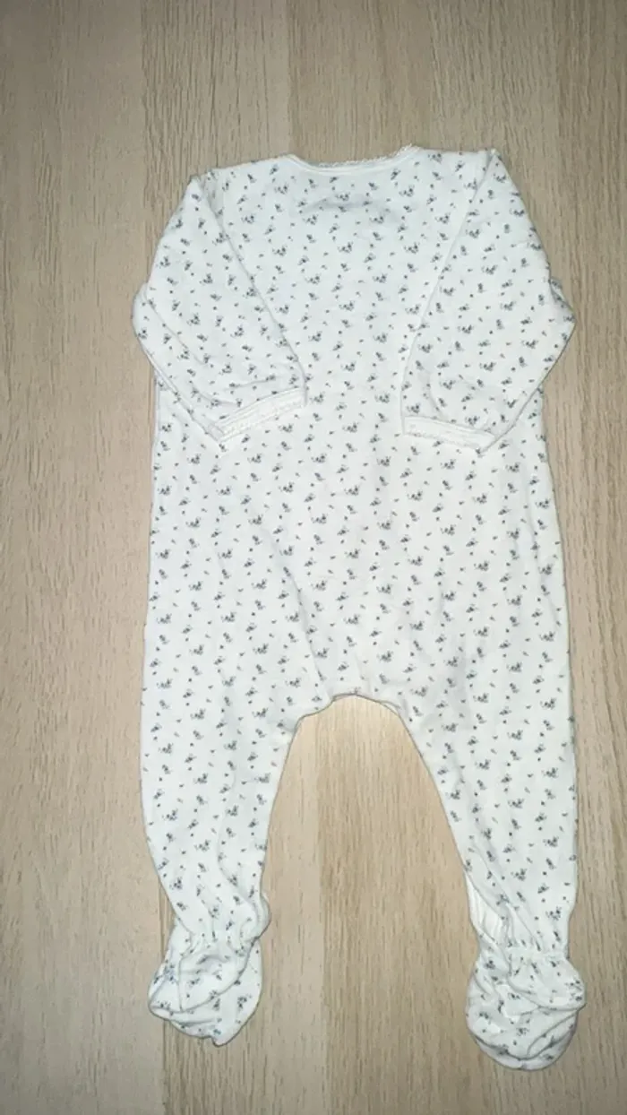 Vend body pyjama avec motif fleuries marque petit bateau taille 12 mois en très bonne état - photo numéro 2