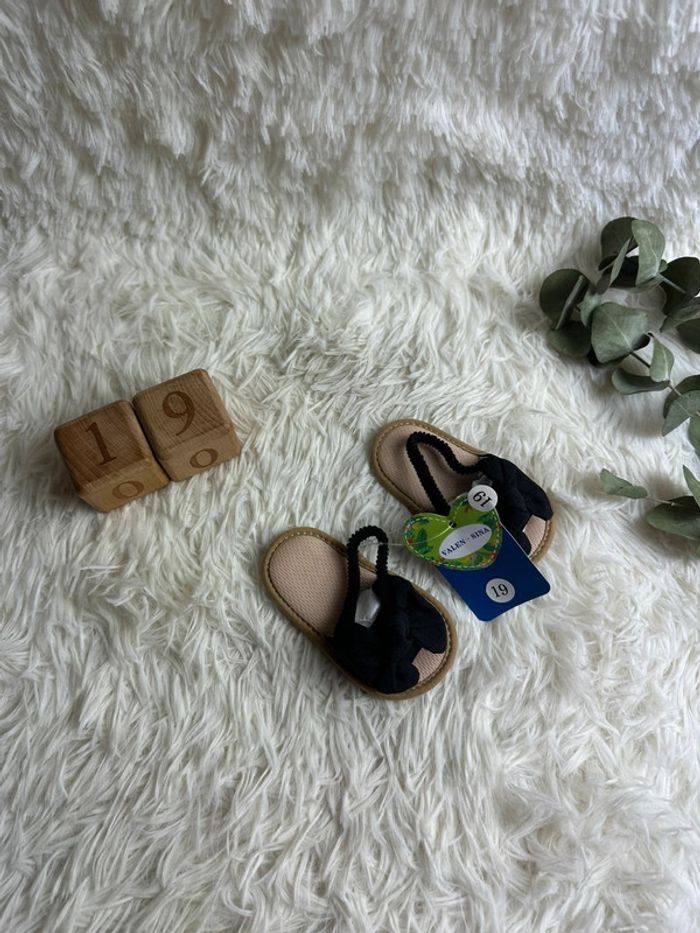Paire de sandales / claquettes shein taille 19