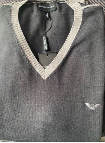 Pull Col V NEUF EMPORIO ARMANI - Luxe & Détails Élégants
