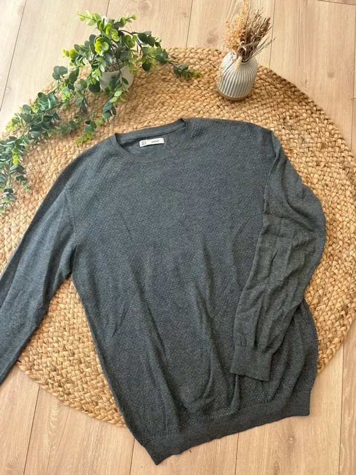 Pull fin gris foncé taille M