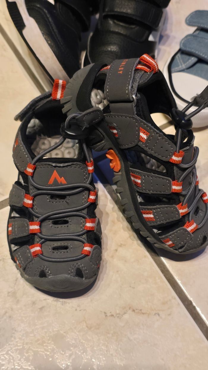 🥰💙🥰 superbe lot Baskets et sandales pointure 24 garçon 🥰💙💙💙 - photo numéro 2