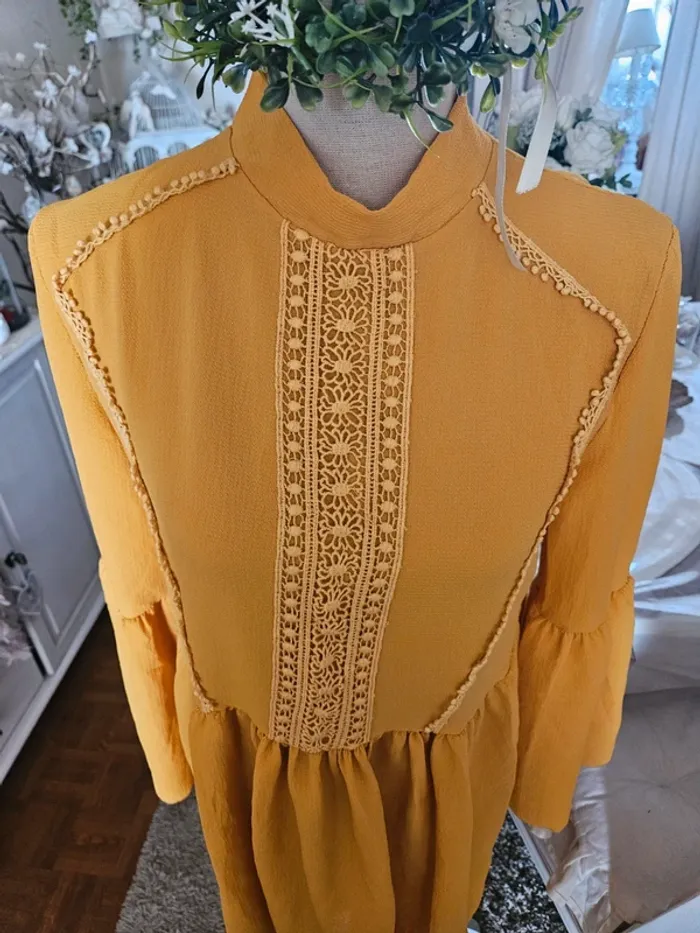 Robe moutarde avec broderie Boohoo Taille 40 Neuve - photo numéro 2