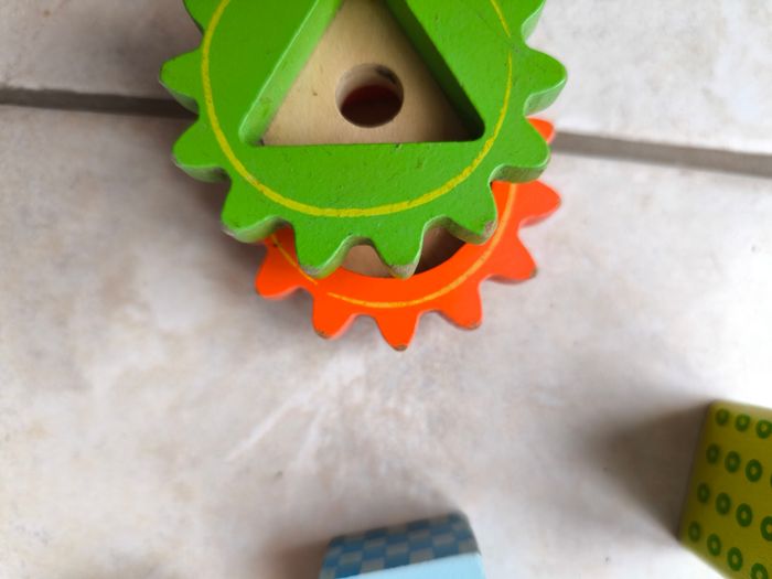 Petit train avec cubes à empiler - photo numéro 4