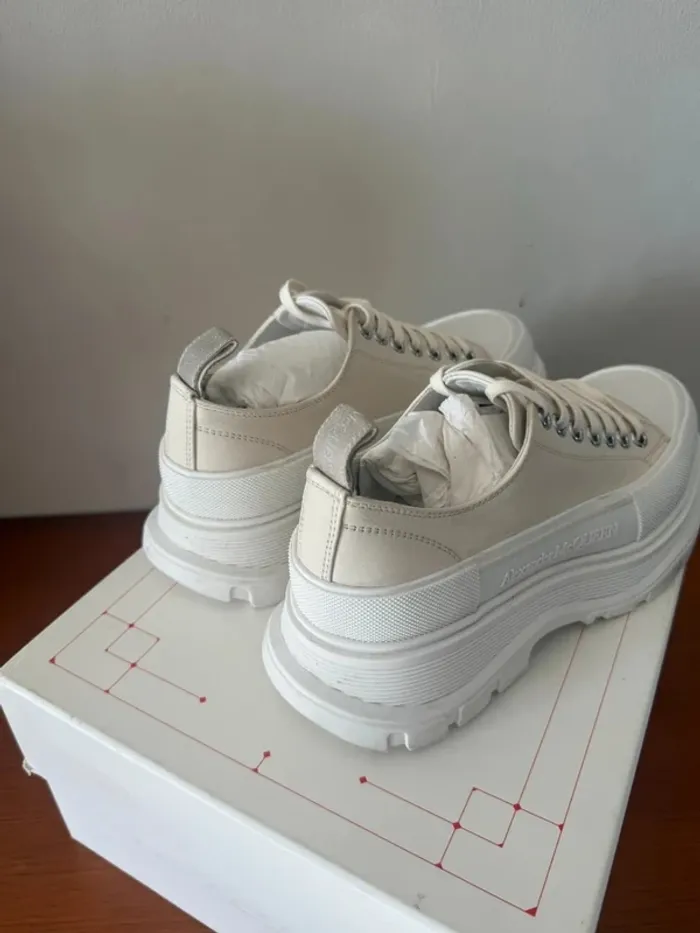 Baskets Alexander McQueen Tread Slick Low Lace Up Beige - photo numéro 6