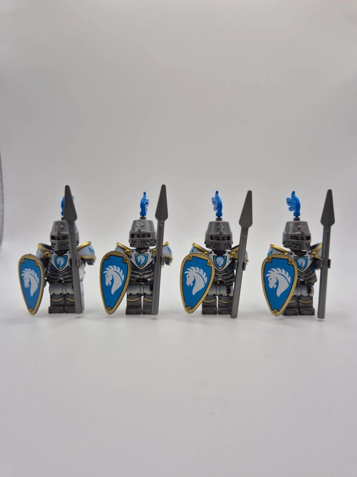 Figurines type lego 4 soldats chevaliers chevaux
