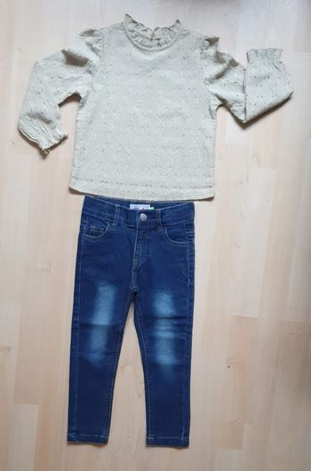 Petit haut vert à broderies anglaises + Jean slim foncé (4ans) / Marques diverses