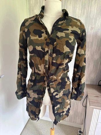 Chemise longue à motif militaire taille 36 marque Jennyfer•