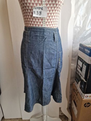 Jupe en jean, en très très bon état, en coton, longueur 59cm, marque Terre de Marin =8€