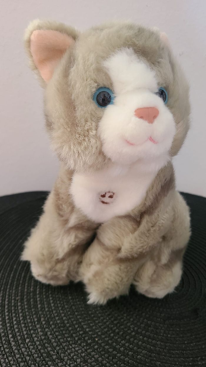 Gipsy Taille : environ 20 cm Chat assis tigré gris et poitrail blanc, yeux en plastique bleus, miaul - photo numéro 5