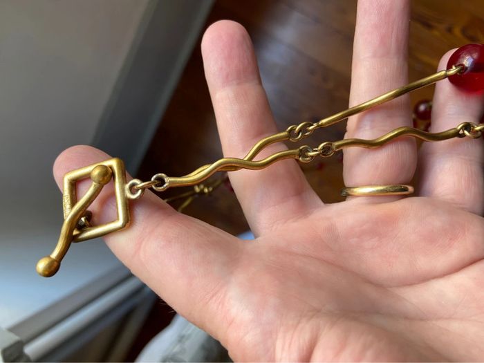 Long sautoir doré et perles résine rouge Biche de Bere - photo numéro 7