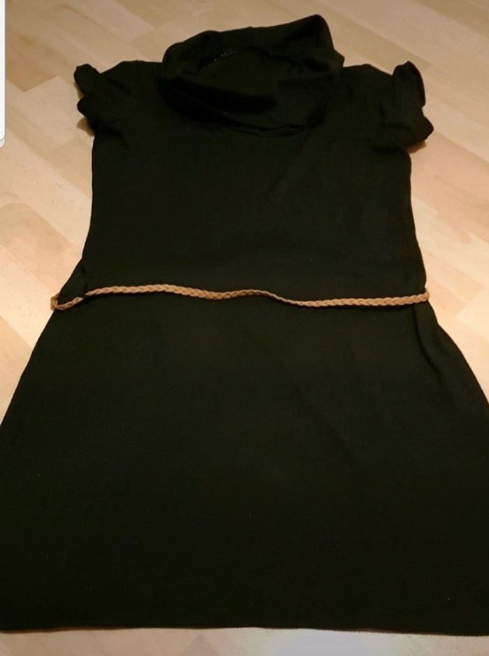 Robe pull noire avec ceinture camel