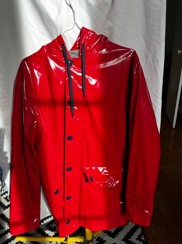 Impermeable rouge vernis petit bateau