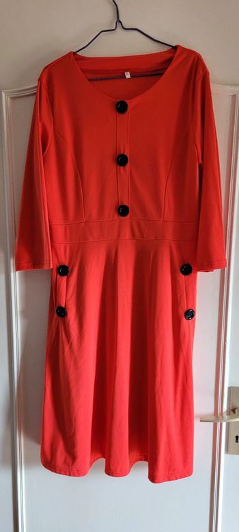 Robe rouge avec bouton