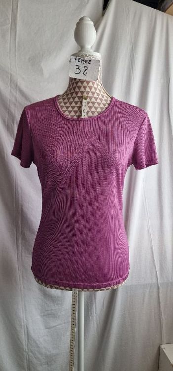 Tee-shirt, rose, en très bon état, en polyester, longueur 58cm, largeur d'épaule 38cm