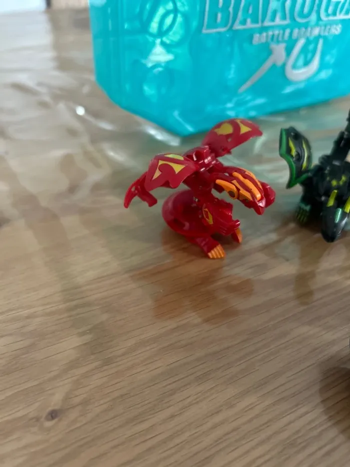 Lot de 10 bakugan + valise + 26 cartes - photo numéro 4