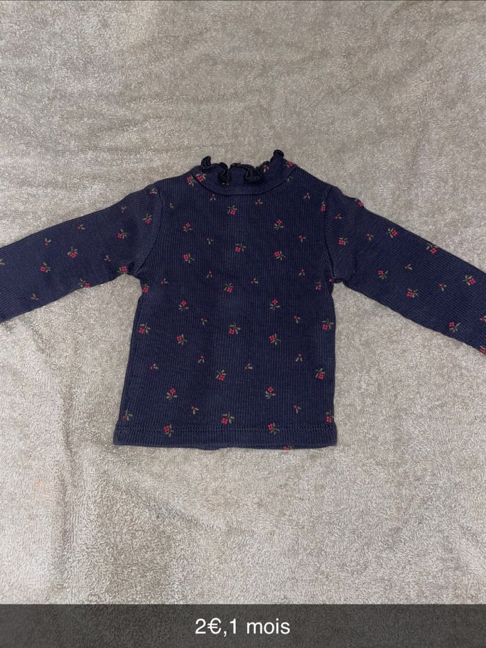 Haut bleu marine à motif