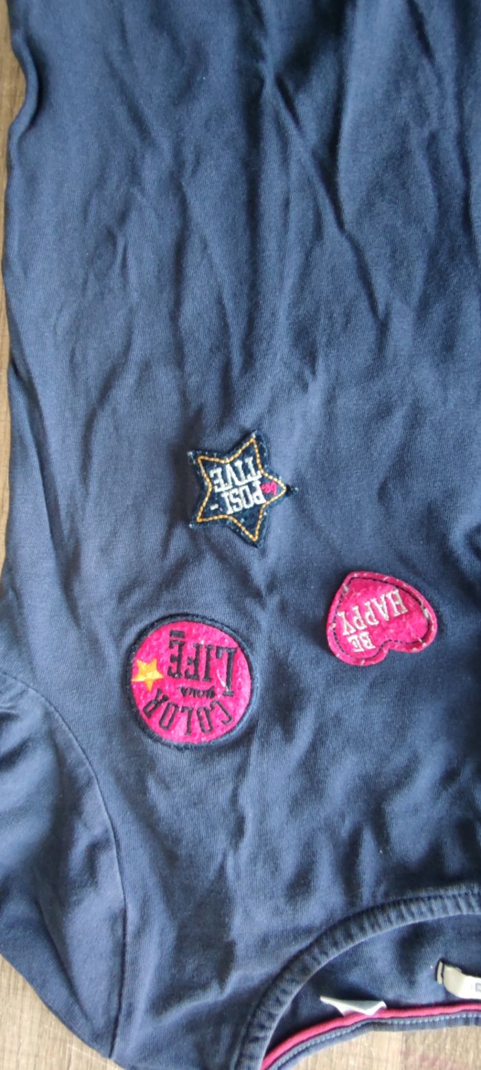 ✨ T-shirt manches longues bleu marine à écussons Okaïdi - T.10 ans - Très bon état - photo numéro 5