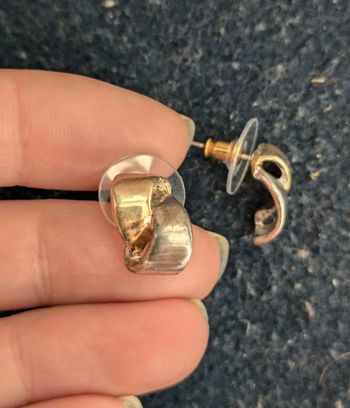 Petites boucles d'oreilles dorées