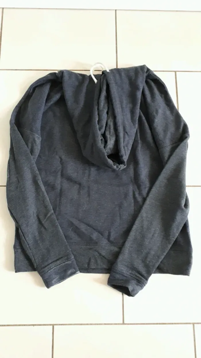 Sweat a capuche"cache cache"taille 2 - photo numéro 2
