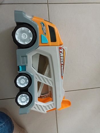 Camion pour voitures très bon état (lumière et divers sons)