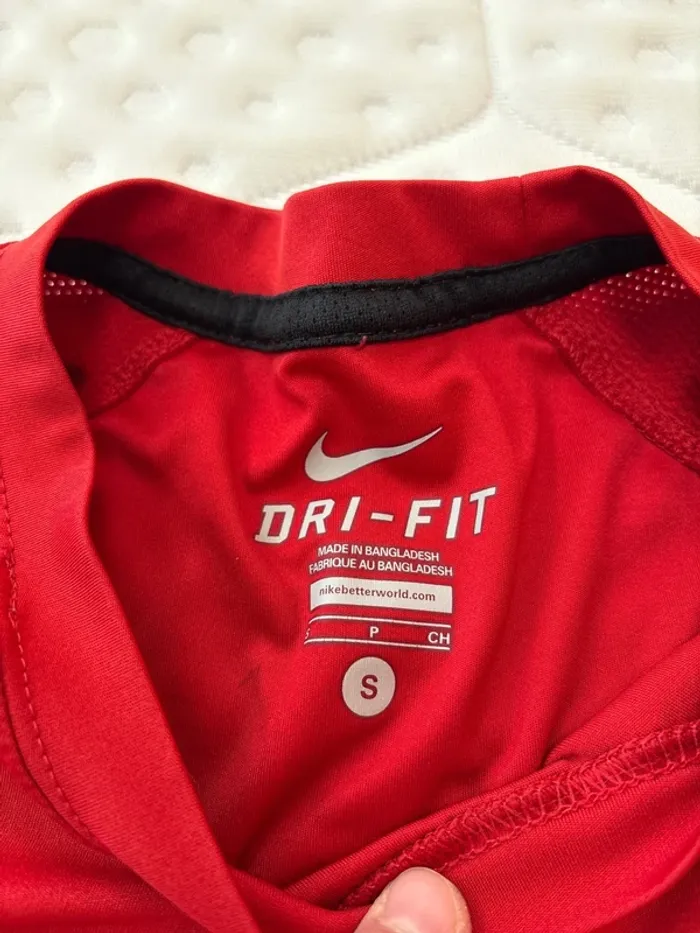 T-shirt de sport pour homme Nike taille S avec défaut bordeaux - photo numéro 3
