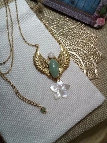 Collier scarabée, pierres semi précieuses et fleur nacrée