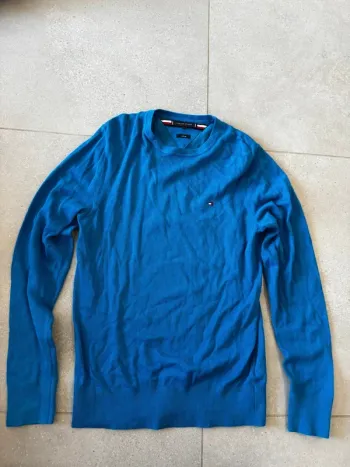 Pull Tommy Hilfiger bleu, taille S, très bon état