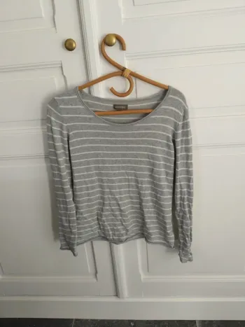 Pull léger gris rayé