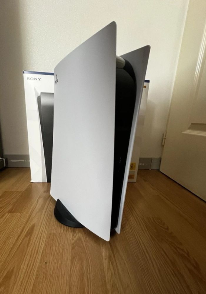 PS5 Standard CD + 2 manettes et support + casque et jeu- très bon état - photo numéro 2