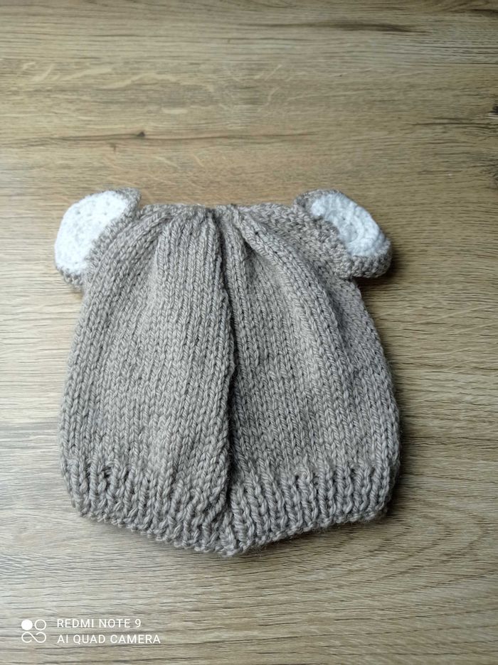 Bonnet fait mains 3/6 mois - photo numéro 2