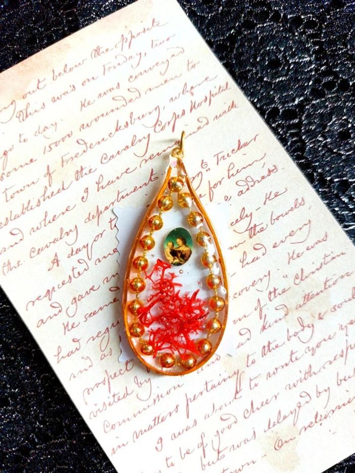 magnifique pendentif en résine avec une image religieuse