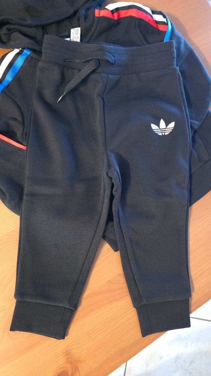 NEUF  (non porté)🏷🥰😍💙 SUPERBE  survetement ADIDAS 18 mois (86cm) garçon  (ferme) 😍🥰💙 - photo numéro 6