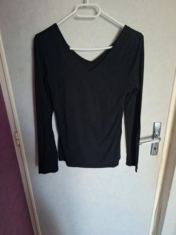 Haut noir manches longues col V