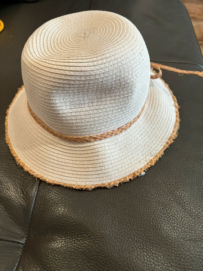 Très joli chapeau femme