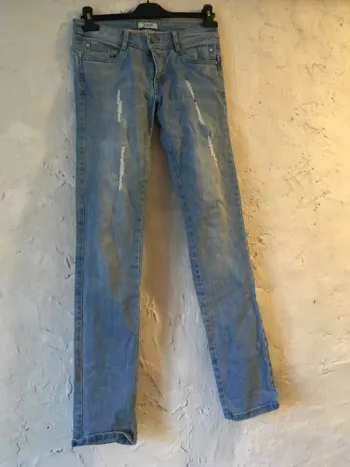 Jeans bleu clair troué @