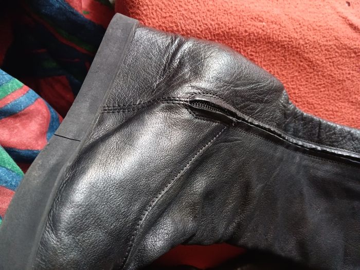 Bottes en cuir 40 fermetures sur le cotes avec petit talons