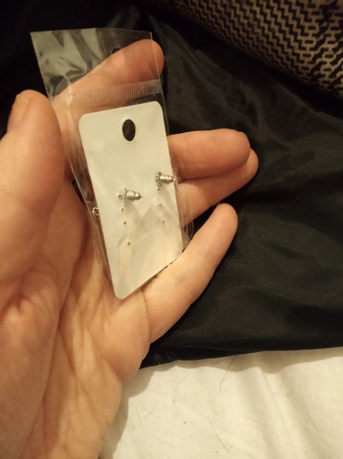 Boucles d'oreilles avec pendants triangulaires avec strass neuves - photo numéro 2