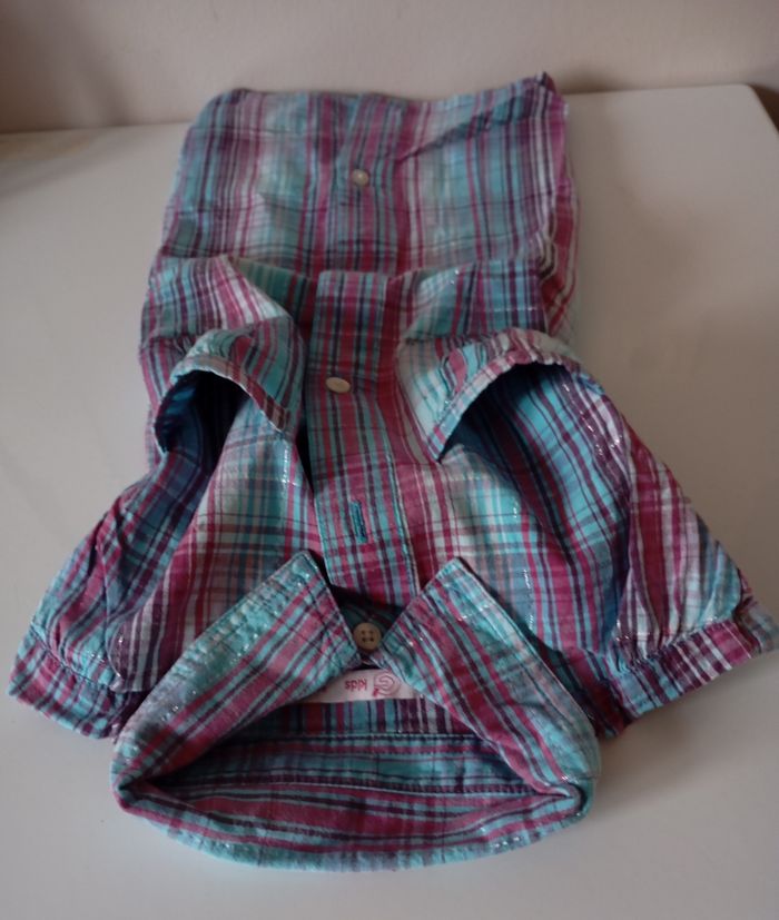 Chemise rayée multicolore. 8 ans . Manches longues ,col et 2 poches . Coton . Très bon état. - photo numéro 3
