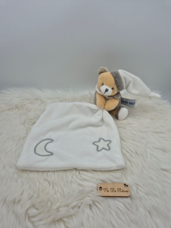 Doudou pantin Lapin Luminescent avec son mouchoir blanc gris taupe  Baby Nat BN0137