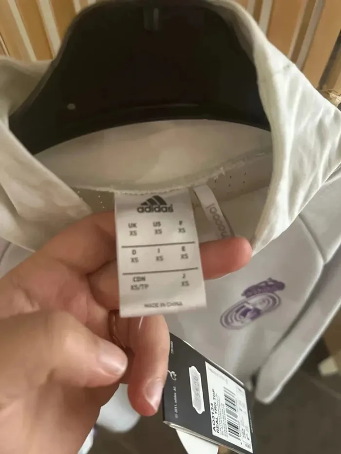 Maillot de foot real Madrid taille XS - photo numéro 6
