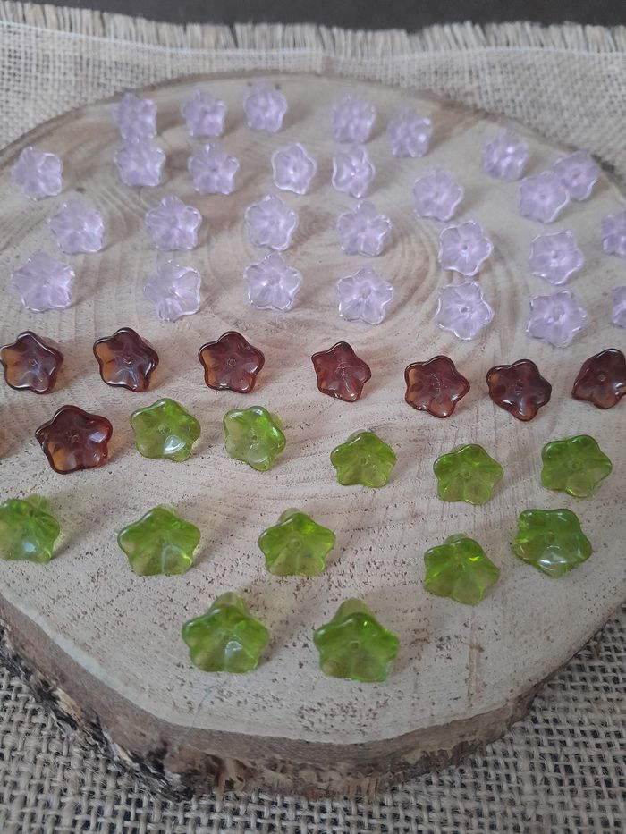 Lot de 50 perles en verre fleurs roses, marron et vertes - photo numéro 2