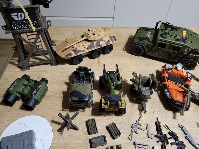 Lot figurines véhicules armes et accessoires militaires - photo numéro 3