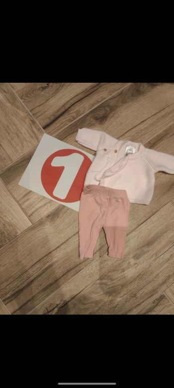 Ensemble pantalon rose et pull en maille fermeture croisé 
Marque trois kilos sept 
Parfait état 
Coloris rose