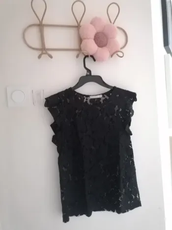 Top noir ajouré fleuri - Taille 36