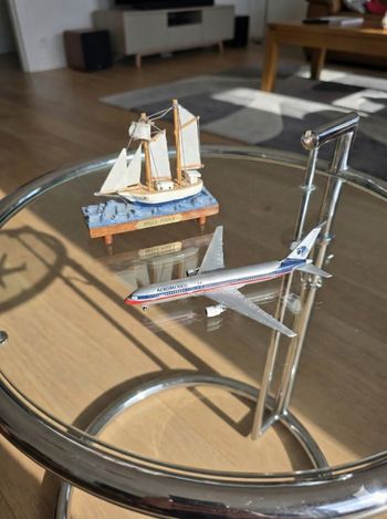 Lot de 2 objets de décoration- avion et bateau à voile