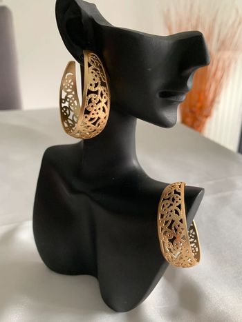 Boucles d’oreilles créoles larges ajourées dorées 45 mm