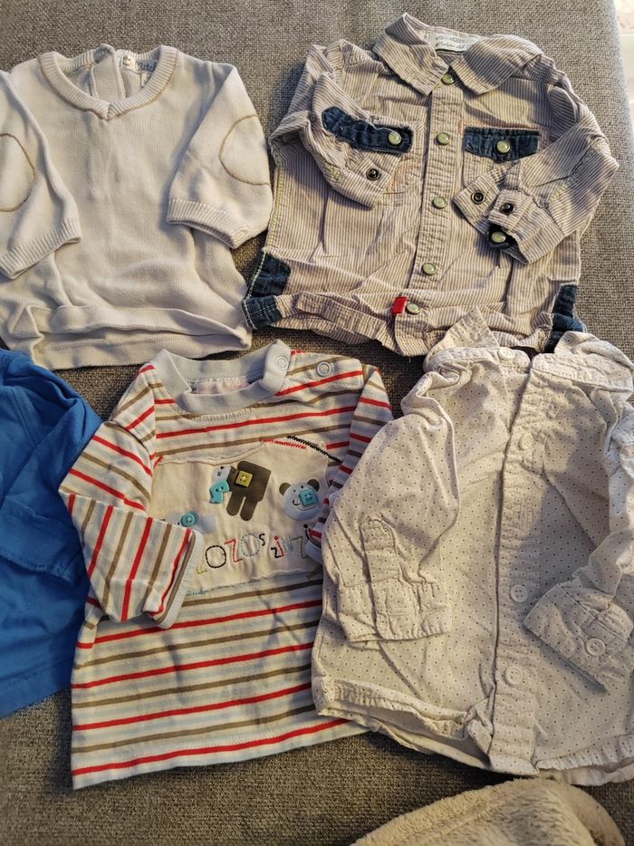 Lot t-shirts et chemises bébé 1 mois - photo numéro 3