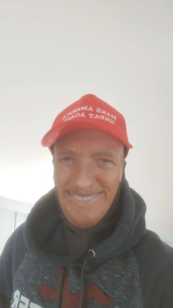 Magnifique lot déguisement Donald Trump : cagoule imprimée + casquette