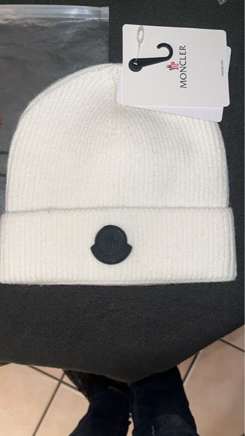 Magnifique bonnet blanc moncler