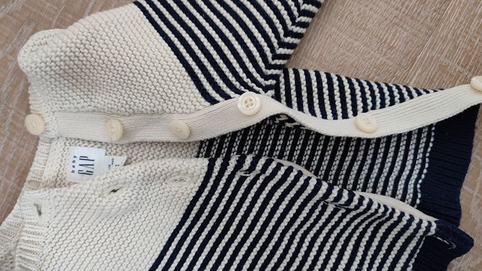 Gilet GAP 6-12 mois fermeture a boutons - photo numéro 3